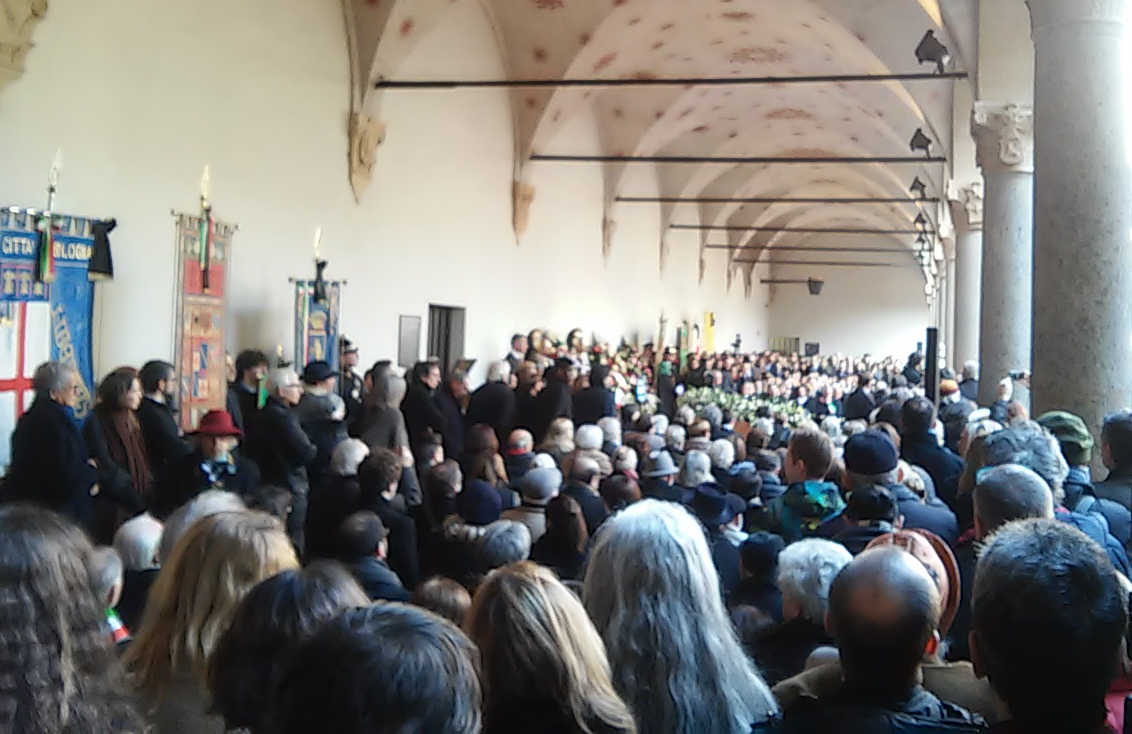 al funerale di umberto eco i suoi amici raccontavano barzellette